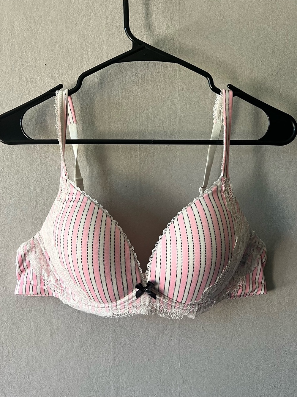 Victoria’s Secrey Body No Wire Pink and White Lace Bra Size 38B